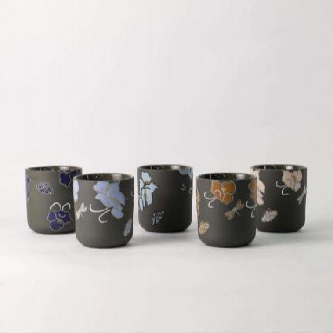 Зошто овој уникатен рачно насликан цветен свеќник стана нов миленик на Инстаграм?