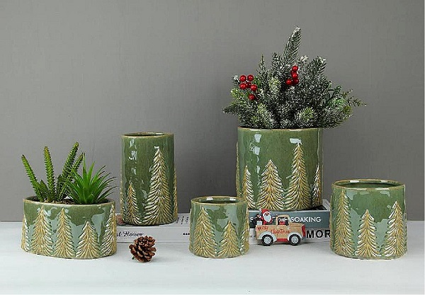 Наслов на вестите: Сакате да направите божиќните украси да имаат нежна атмосфера? Дали оваа керамичка врежана борова вазна ќе биде вашиот нов фаворит?