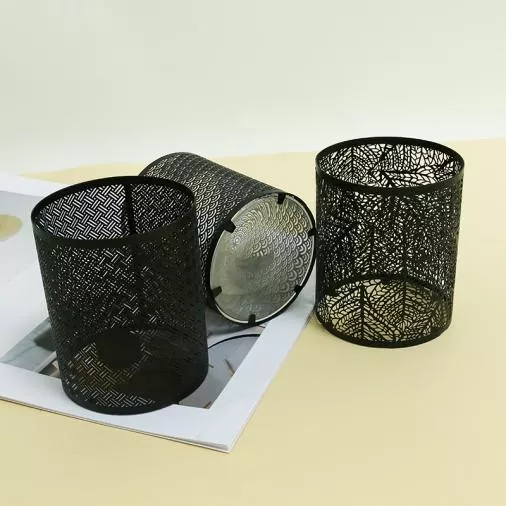 Држач за црна метална свеќа Држач за црна метална свеќа