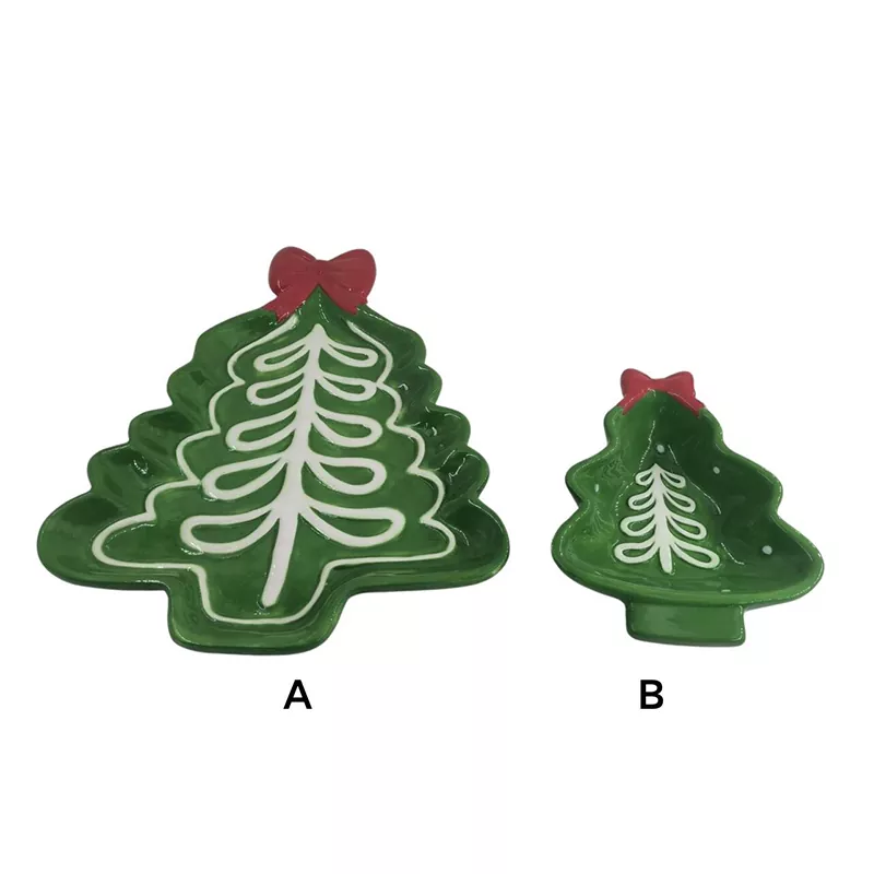 Празничен подарок рачно насликан во чинија за новогодишна елка