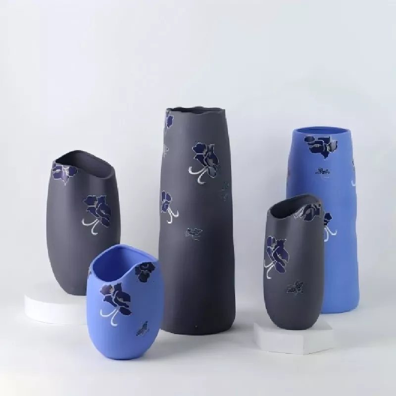 Класични рачно насликани керамички вазни