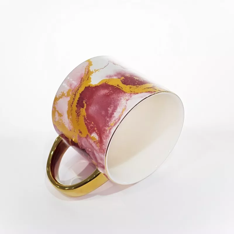 Елегантна керамичка кригла со мермерна шема